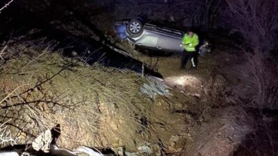 GÜMÜŞHANE (AA) – Gümüşhane'de otomobilin dere yatağına devrildiği kazada 2