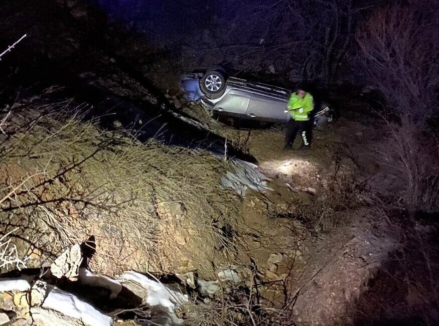 GÜMÜŞHANE (AA) – Gümüşhane'de otomobilin dere yatağına devrildiği kazada 2