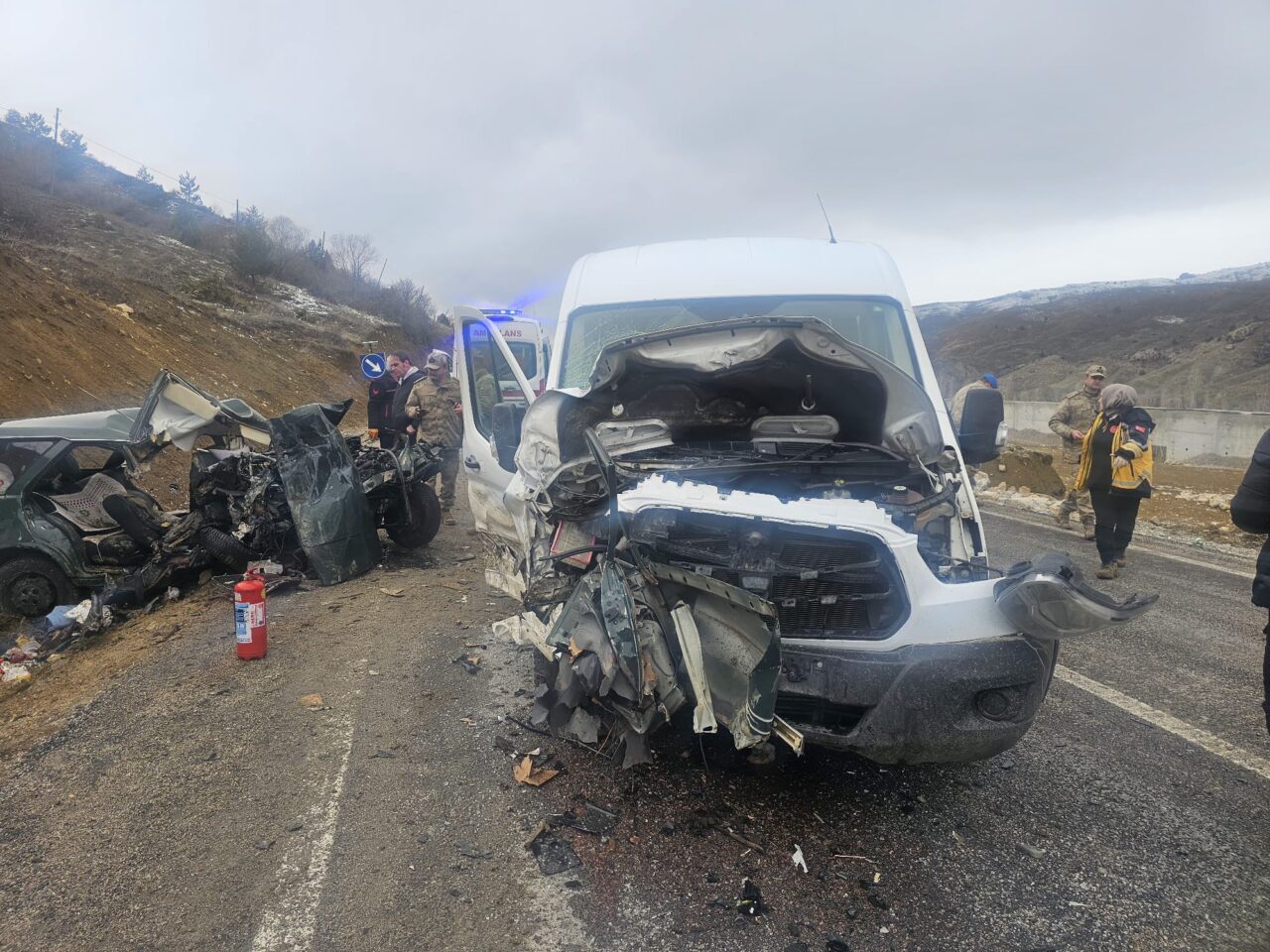 GÜMÜŞHANE (AA) – Gümüşhane'nin Kelkit ilçesinde otomobil ile öğretmenleri taşıyan