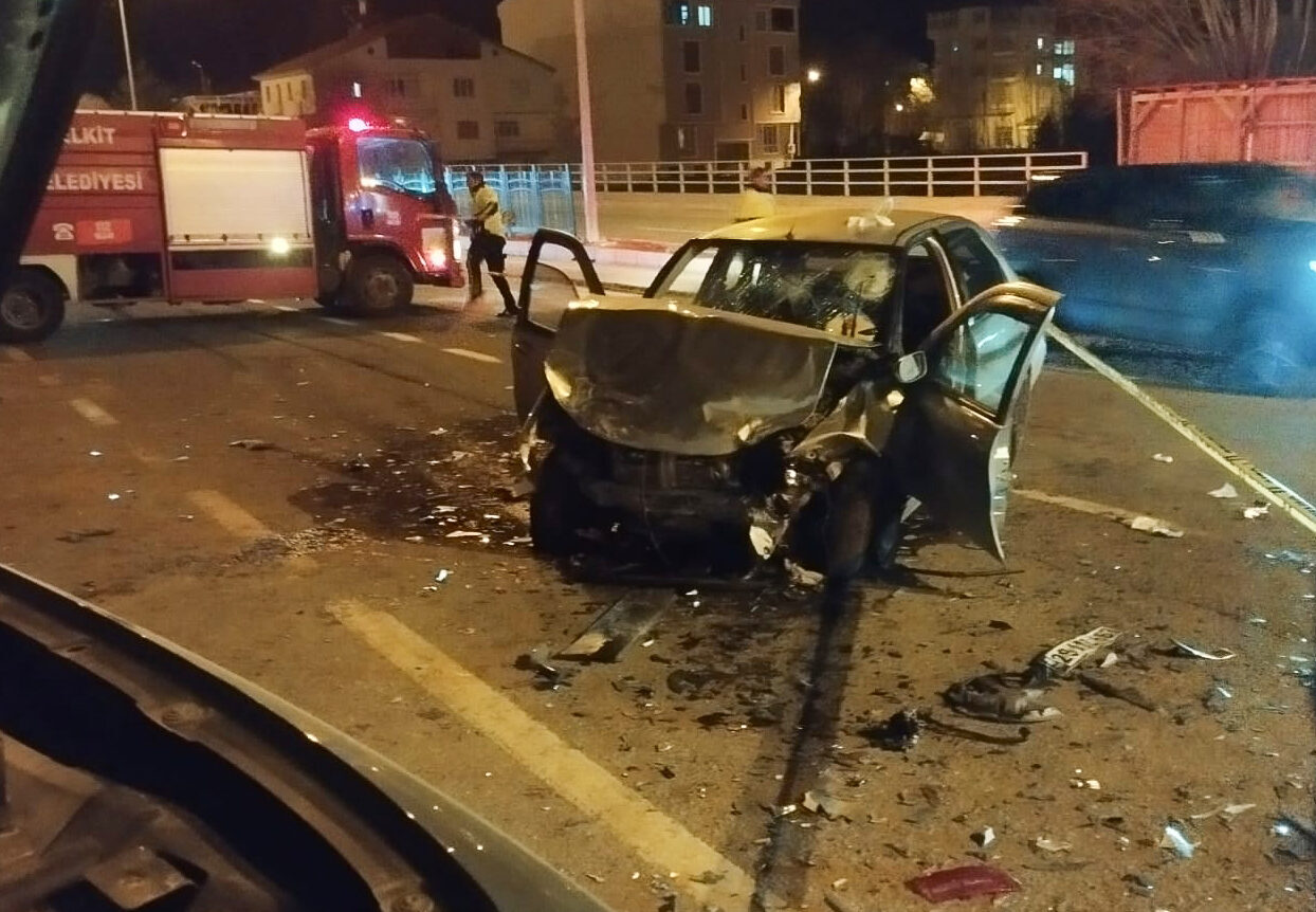 GÜMÜŞHANE (AA) – Gümüşhane'nin Kelkit ilçesinde iki otomobilin çarpışması sonucu