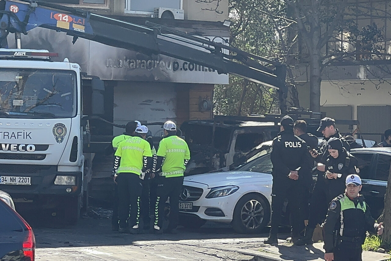- Yangının 2 şüphelinin kundaklaması sonucu çıkması, güvenlik kamerasınca kaydedildi
-