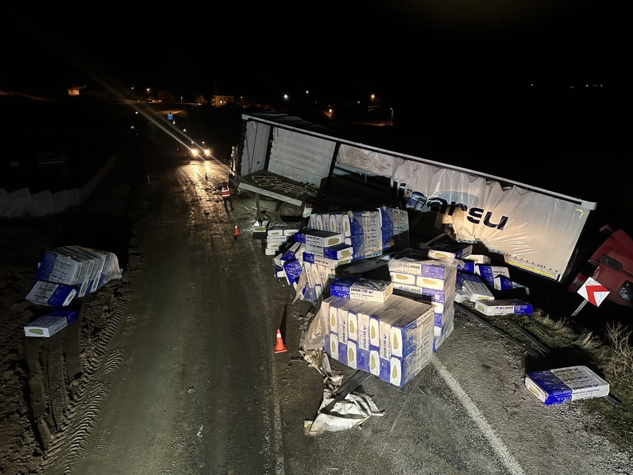 ÇORUM (AA) – Çorum'un Alaca ilçesinde tırın devrilmesi sonucu kapanan