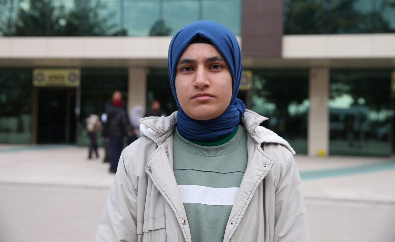 - Yaralanan öğrencinin babası Mehmet Salih B:
- "Kızım iki ameliyat