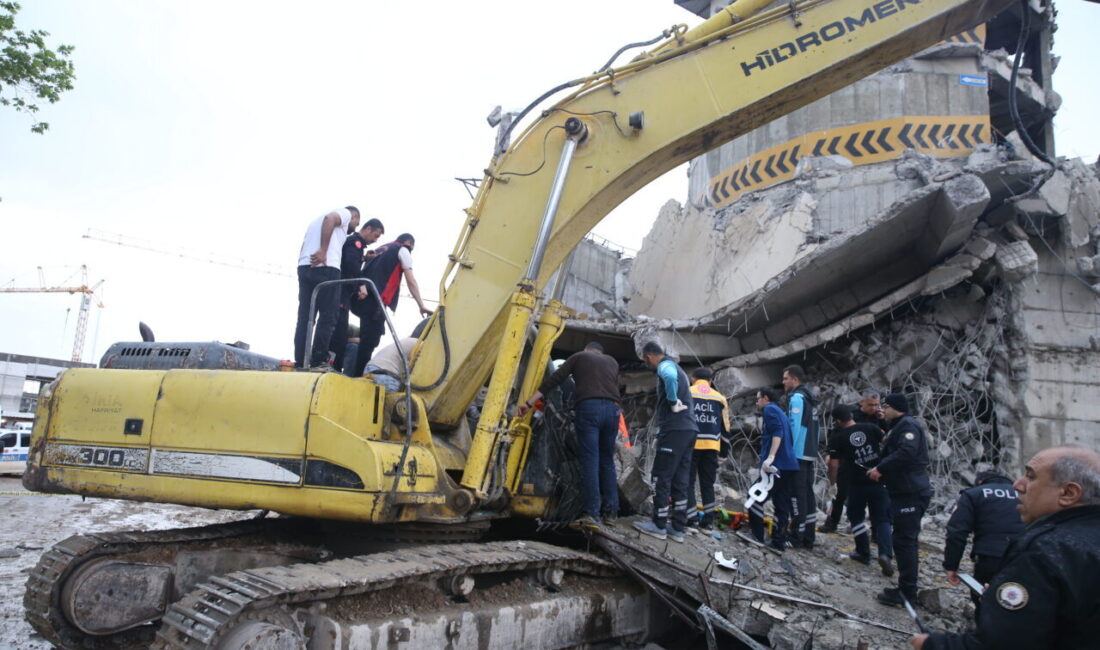 - Enkazın altında kalan operatör, ekiplerce kurtarıldı

YARALININ KURTARILMASI EKLENDİ