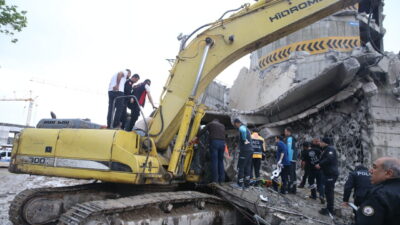 - Enkazın altında kalan operatör, ekiplerce kurtarıldı

YARALININ KURTARILMASI EKLENDİ