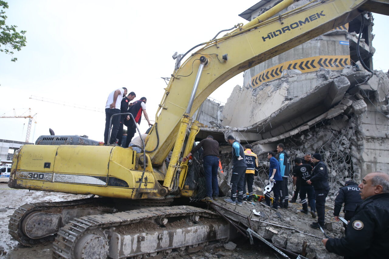 - Enkazın altında kalan operatör, ekiplerce kurtarıldı

YARALININ KURTARILMASI EKLENDİ