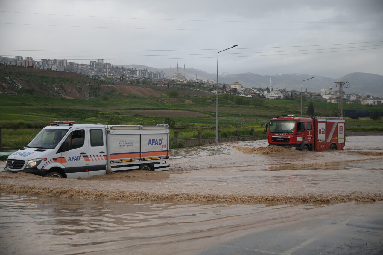 BATI ÇEVRE YOLUNDA ARAÇLARIN MAHSUR KALMASI EKLENDİ