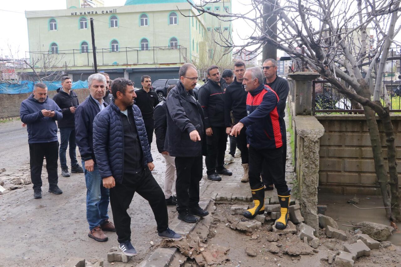 - Vali Kemal Kızılkaya:
- "Şu anda önceliğimiz su baskınlarının tahliyesi,