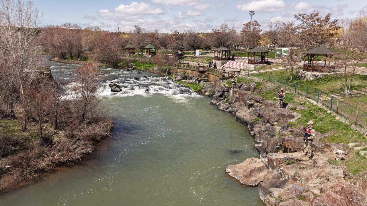 VAN (AA) – Van'da güvenlik güçleri, Van Gölü'nde yaşayan ve