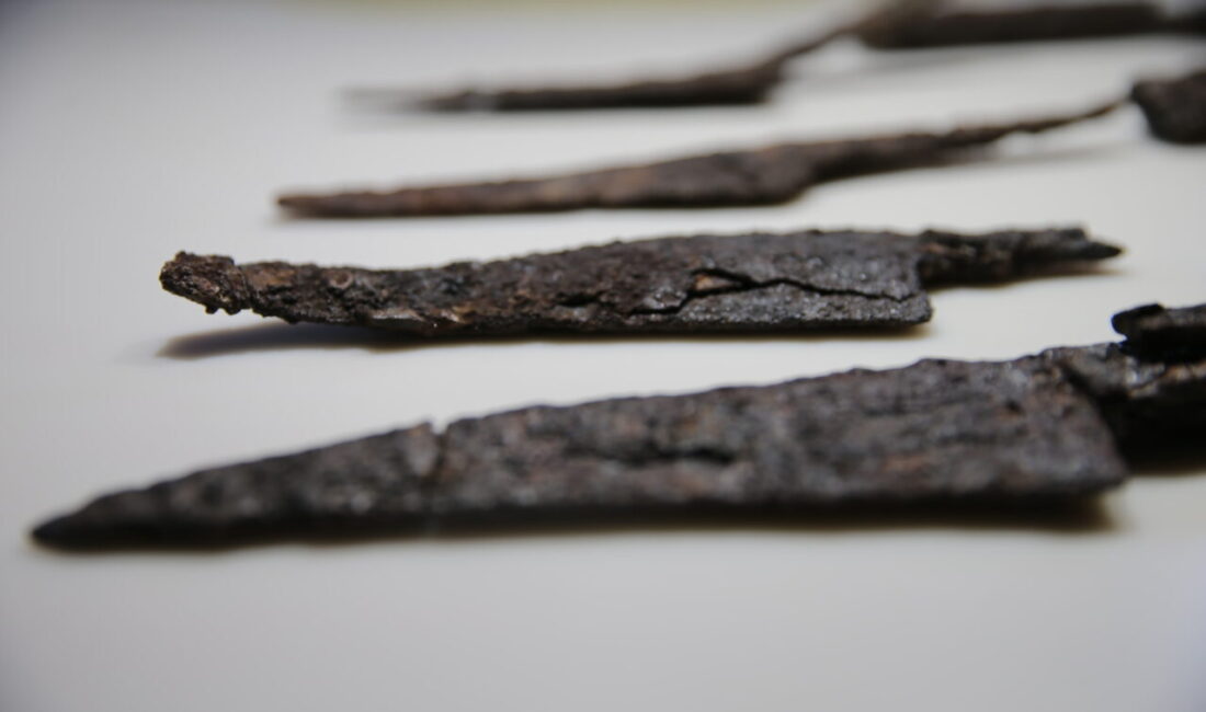 - Kazı başkanı Prof. Dr. Ersin Çelikbaş:
- "Bu bıçakların da