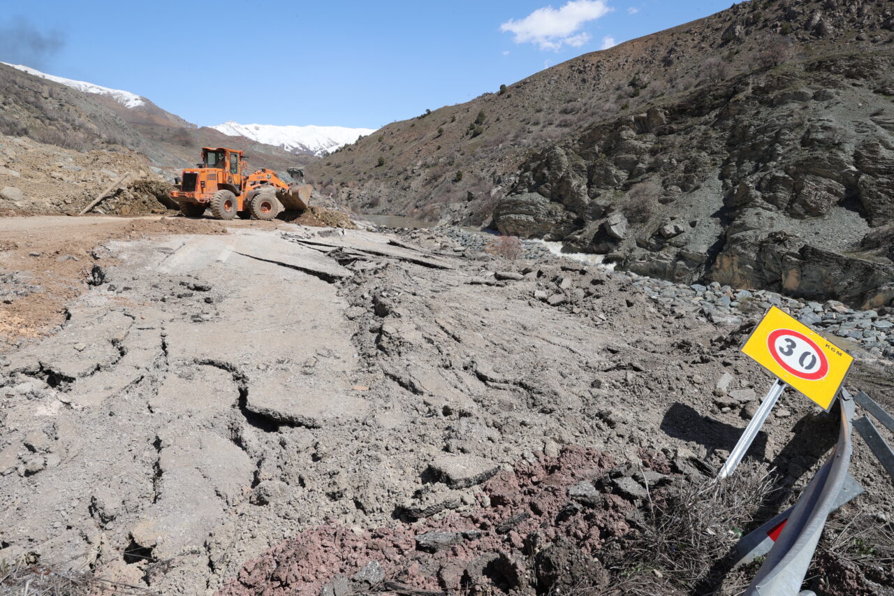- "(Hakkari-Van kara yolu) Konuyla ilgili gerek Karayolları, gerekse de