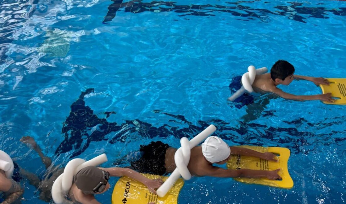 HAKKARİ (AA) – Hakkari'de "Yüzme Bilmeyen Kalmasın" Projesi kapsamında 8