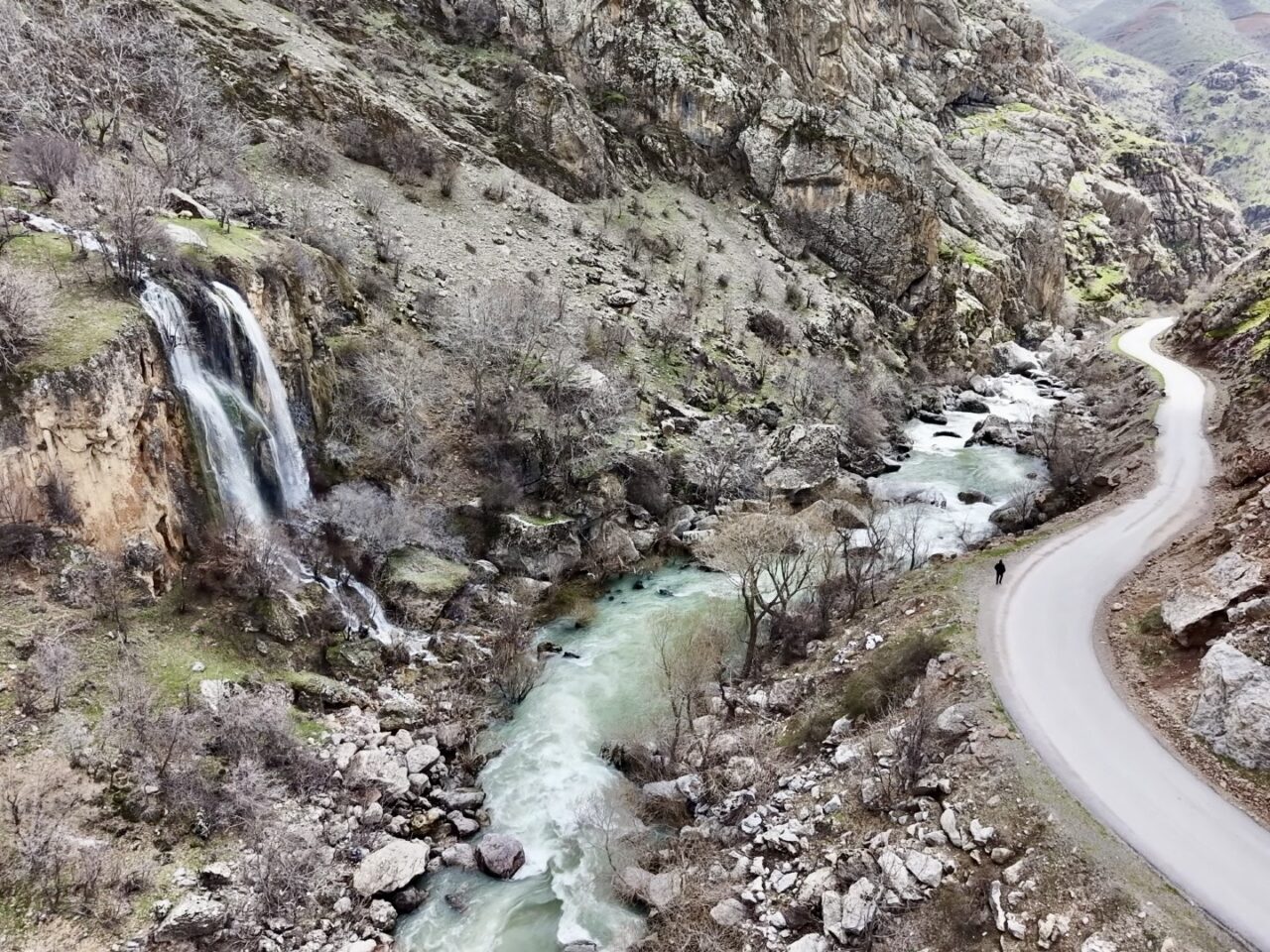 HAKKARİ (AA) – Hakkari'nin Şemdinli ilçesinde karların erimesi ve yağışların