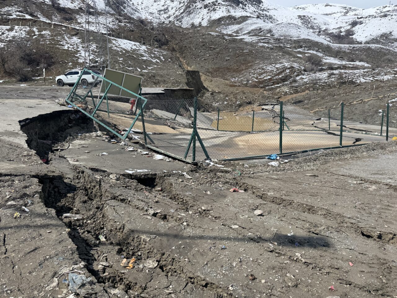 HAKKARİ (AA) – Hakkari'de meydana gelen heyelan nedeniyle entegre katı