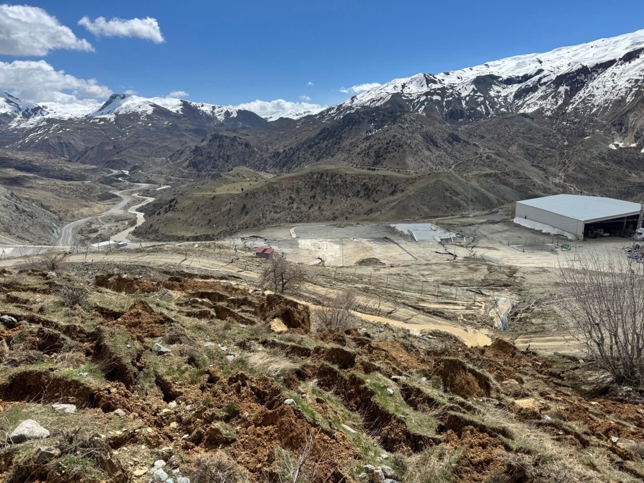 HAKKARİ (AA) – Hakkari'de meydana gelen heyelan nedeniyle Entegre Katı