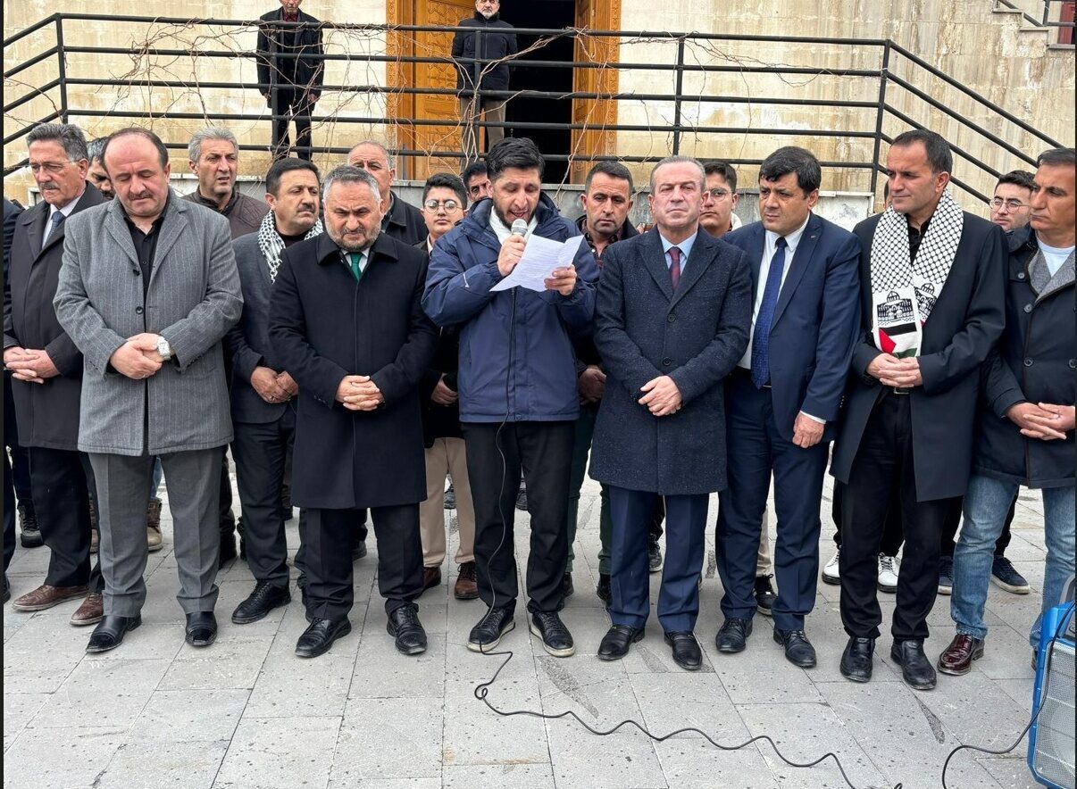 HAKKARİ (AA) – Hakkari'de Filistin'e Destek Platformu üyeleri, İsrail'in Filistinli