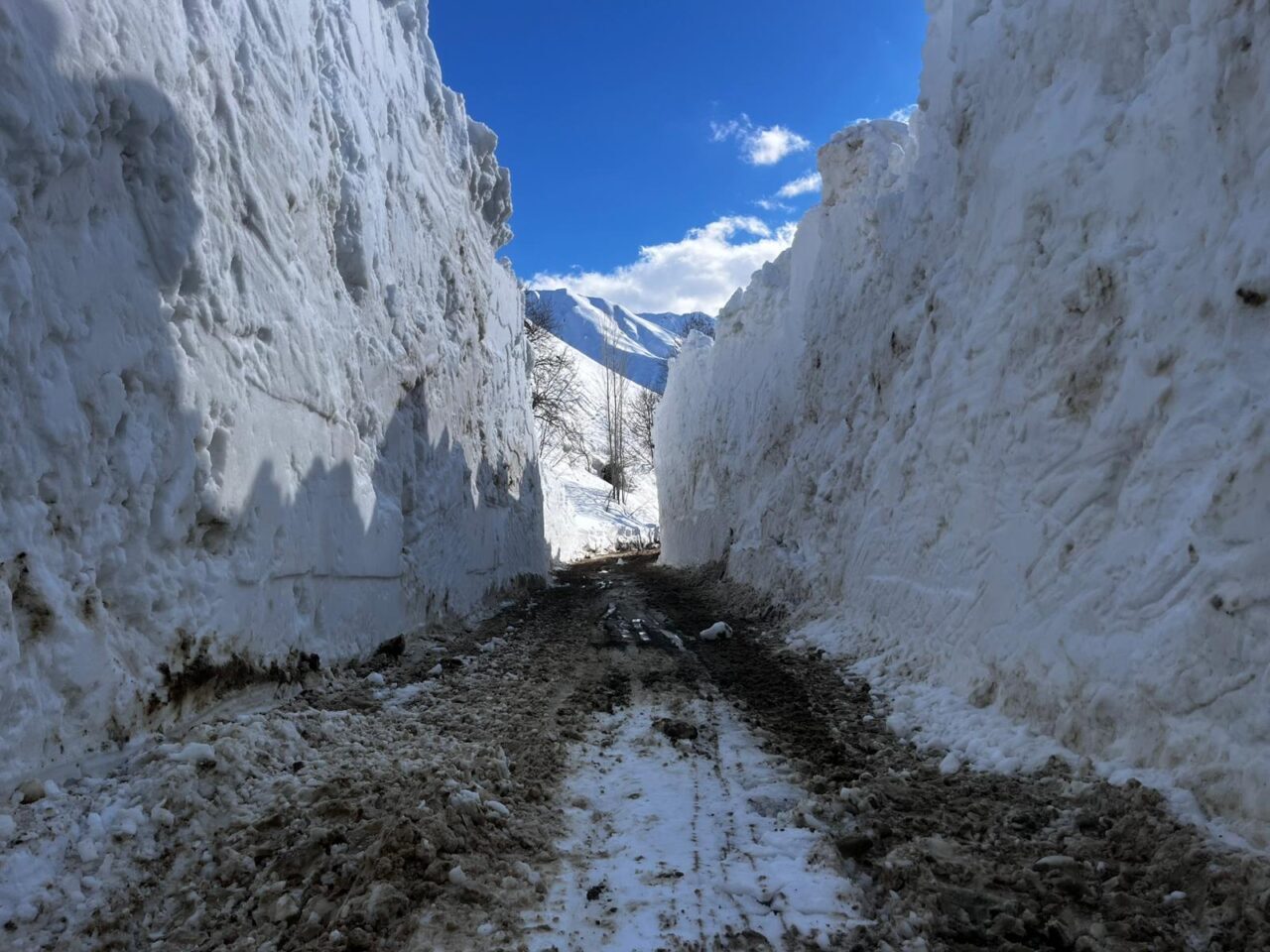 HAKKARİ (AA) – Hakkari'nin Yüksekova ilçesinde kapalı köy yolunun açılması