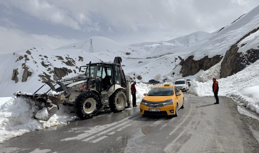 HAKKARİ (AA) – Hakkari'de Mergabütan Kayak Merkezi yoluna düşen çığ,