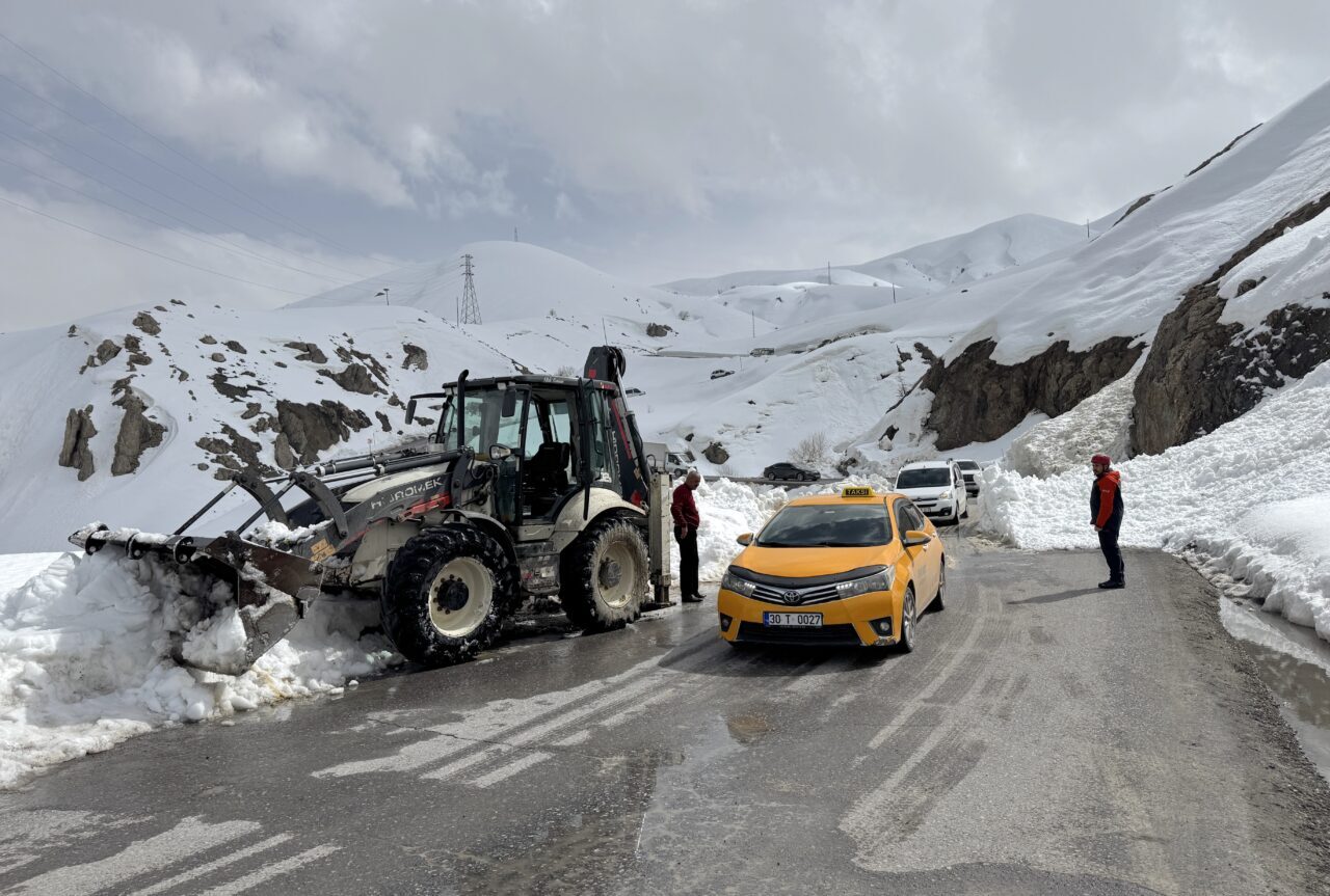 HAKKARİ (AA) – Hakkari'de Mergabütan Kayak Merkezi yoluna düşen çığ,