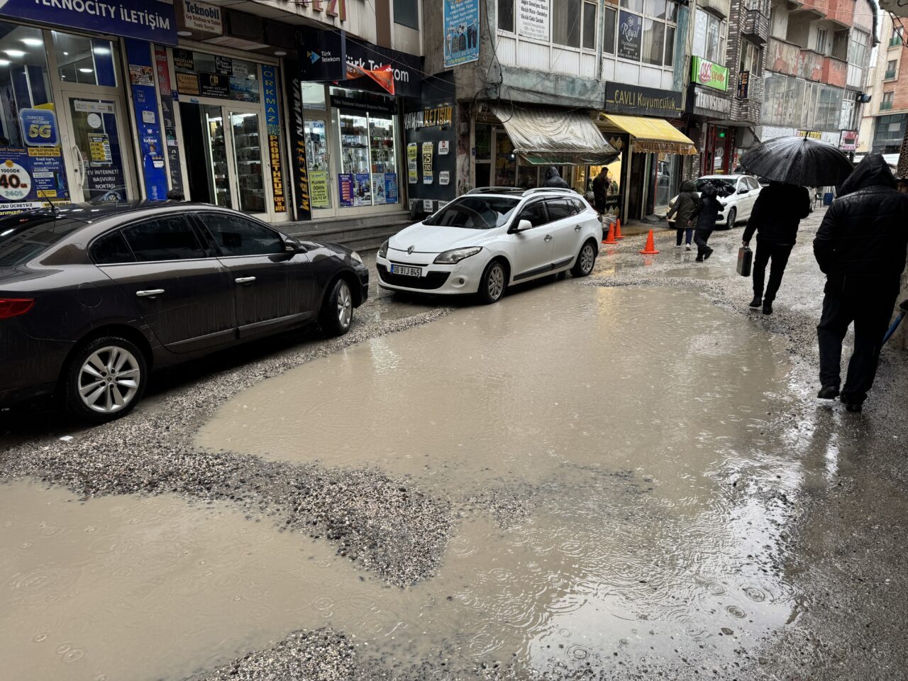 - Kent girişindeki Sere Solan mevkisinde heyelan nedeniyle ulaşıma kapanan