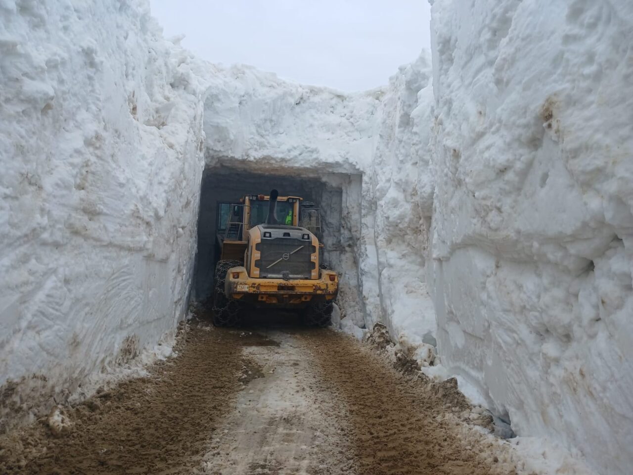 HAKKARİ (AA) – Hakkari'de olumsuz hava koşulları nedeniyle yolu kardan