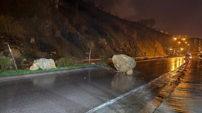HAKKARİ (AA) – Hakkari'nin Şemdinli ilçesinde yamaçtan koparak kara yoluna