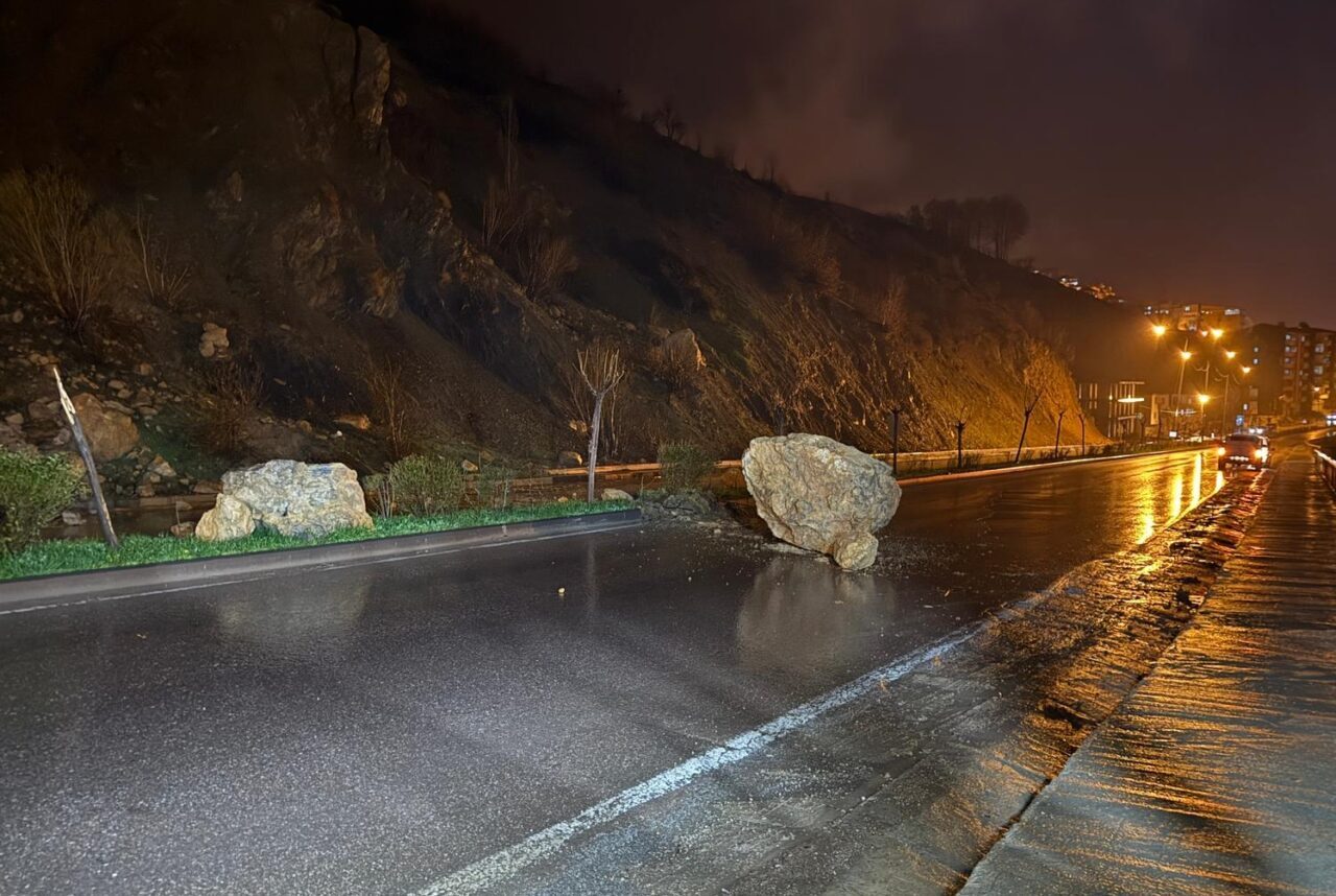 HAKKARİ (AA) – Hakkari'nin Şemdinli ilçesinde yamaçtan koparak kara yoluna