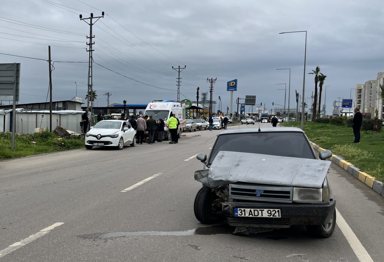 HATAY (AA) – Hatay'ın Kırıkhan ilçesinde 2 otomobilin çarpışması sonucu