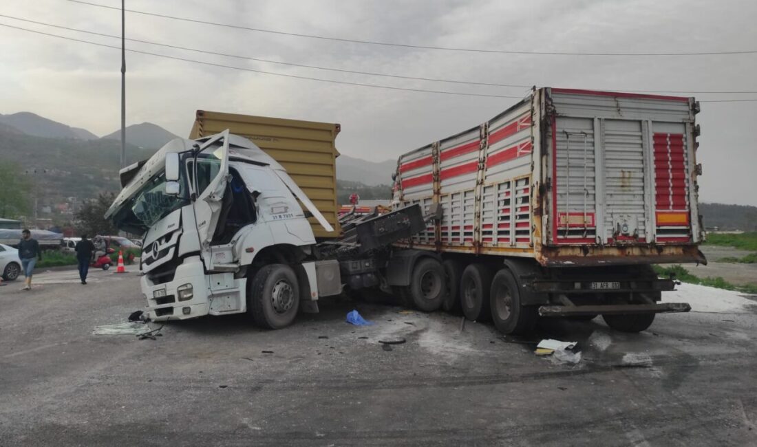 HATAY (AA) – Hatay'ın İskenderun ilçesinde 2 tırın çarpışması sonucu
