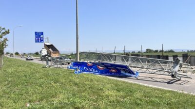 HATAY (AA) – Hatay'ın Kırıkhan ilçesinde damperi açık şekilde ilerleyen