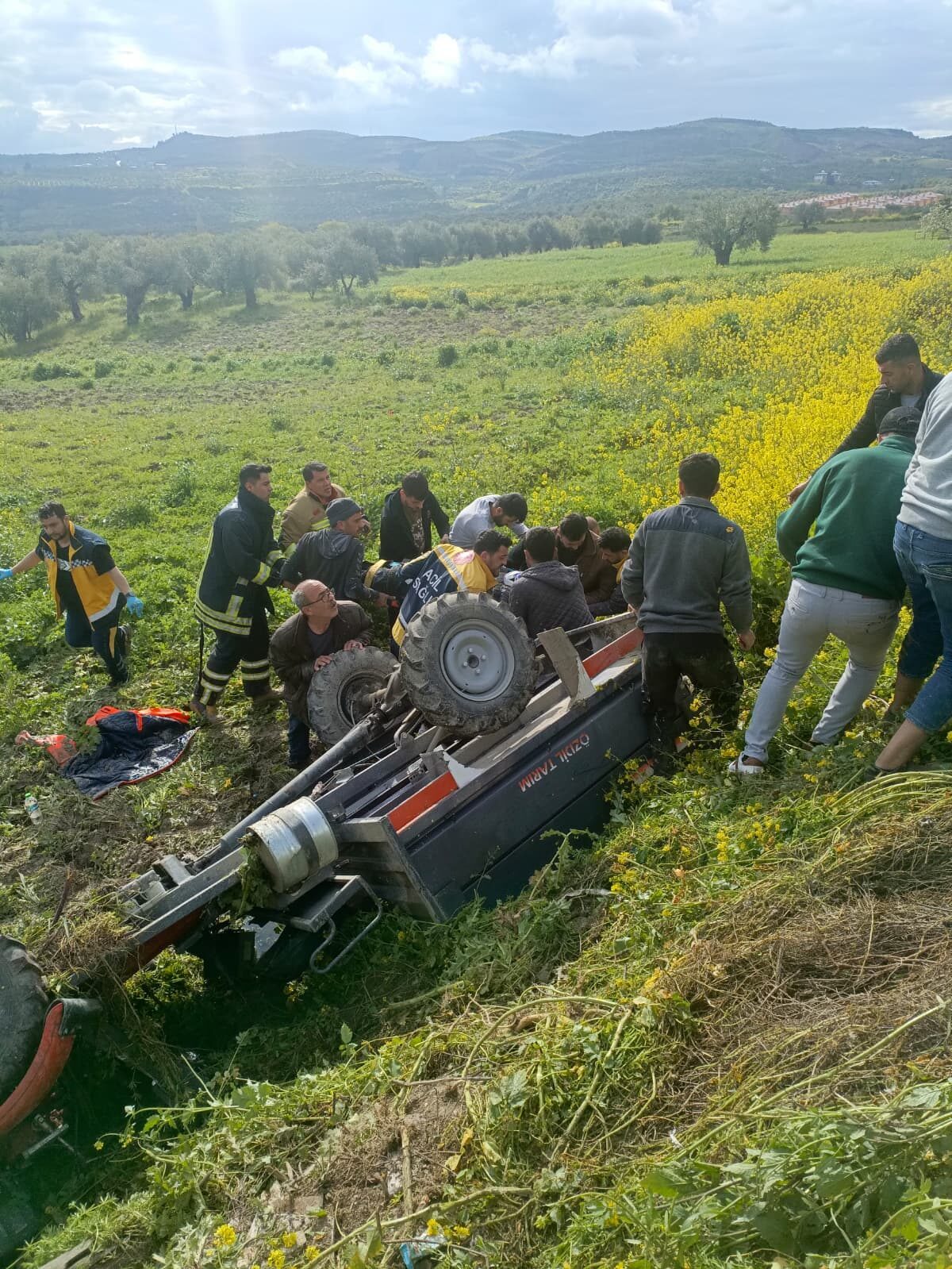 HATAY (AA) – Hatay'ın Altınözü ilçesinde devrilen tarım aracının sürücüsü