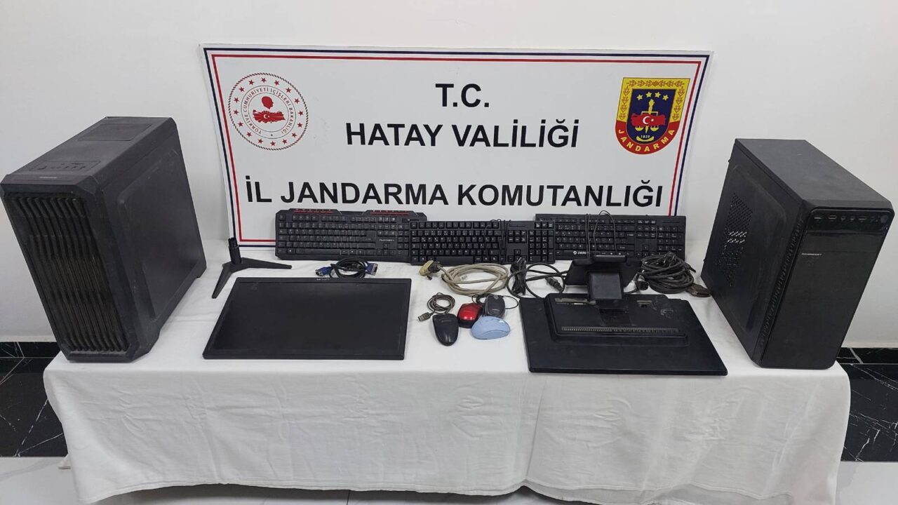 HATAY (AA) – Hatay'ın Kırıkhan ilçesinde iş yerinden hırsızlık yaptıkları