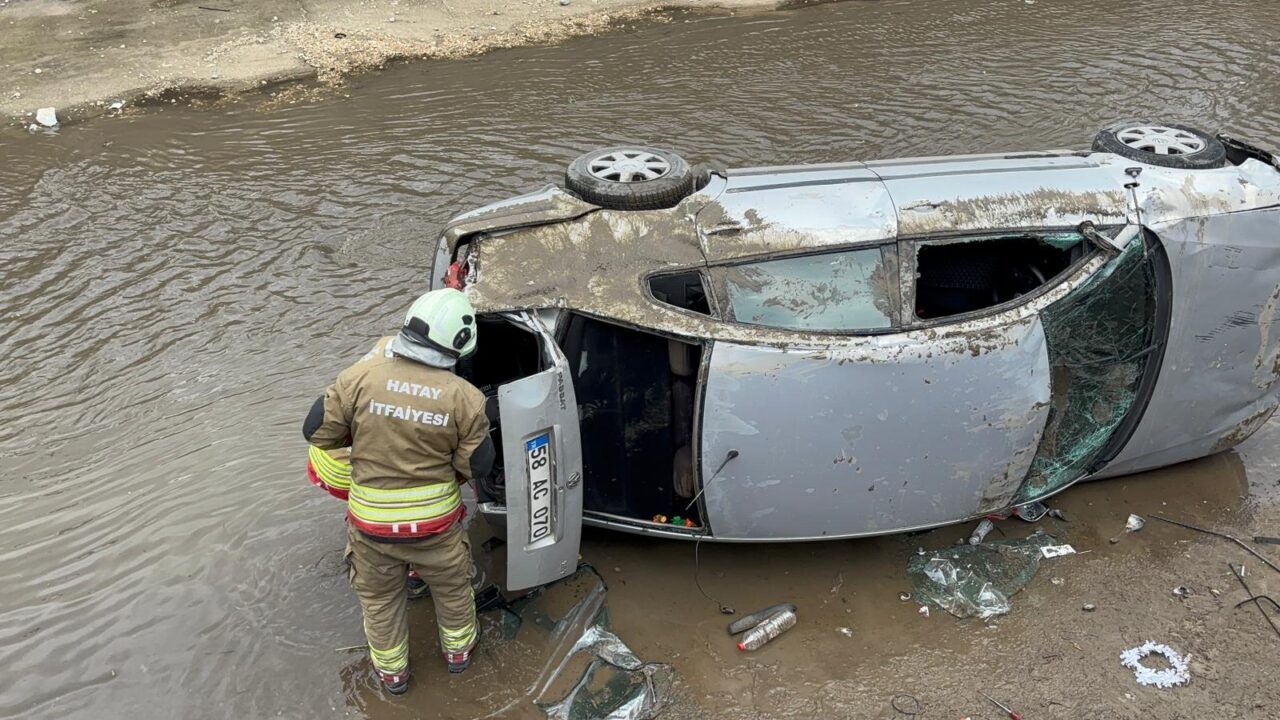 HATAY (AA) – Hatay'ın İskenderun ilçesinde otomobilin kanala devrilmesi sonucu