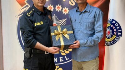 HATAY (AA) – Hatay'da güvenlik tedbirleri kapsamında görevlendirildiği okulda öğrencileri