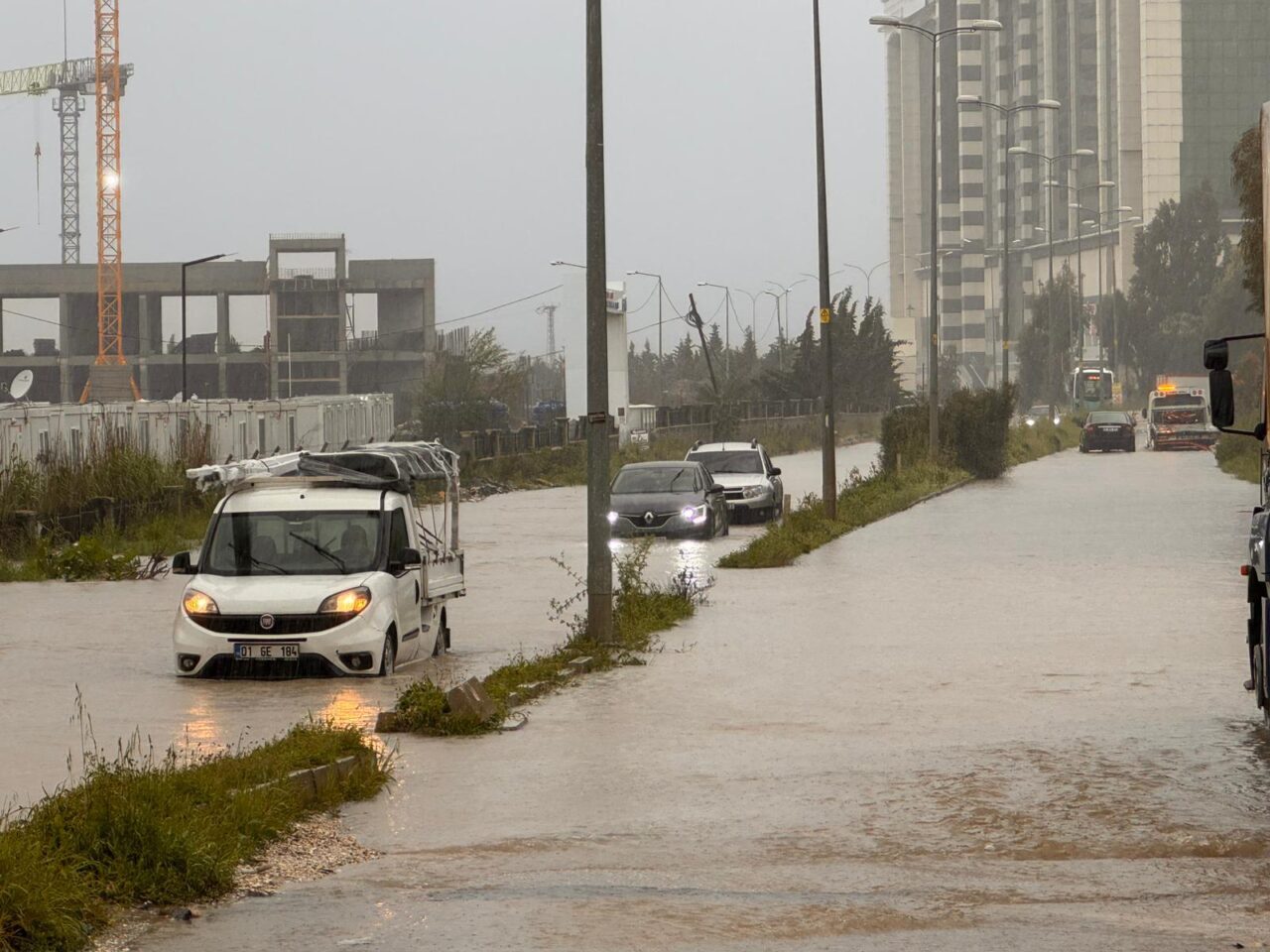 HATAY (AA) – Hatay'ın merkez Antakya ilçesinde sağanak nedeniyle cadde