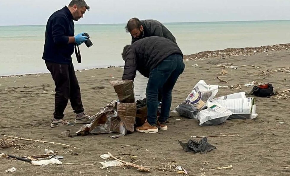 HATAY (AA) – Hatay'ın Samandağ ilçesinde sahilde bulunan sahipsiz çantada