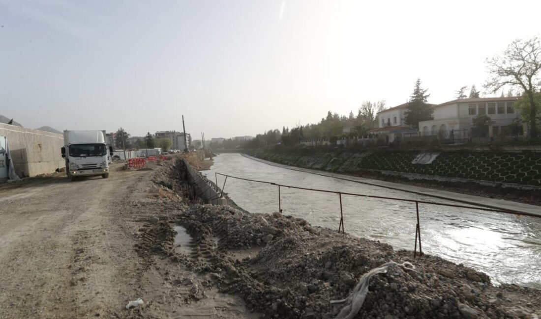 HATAY (AA) – Hatay'ın Antakya ilçesinden geçen Asi Nehri'nde ıslah,