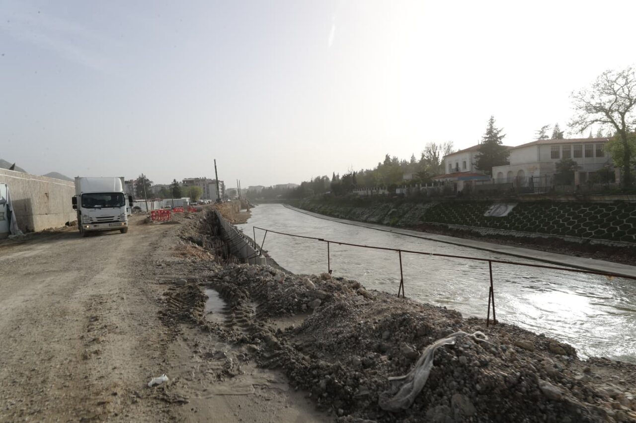 HATAY (AA) – Hatay'ın Antakya ilçesinden geçen Asi Nehri'nde ıslah,