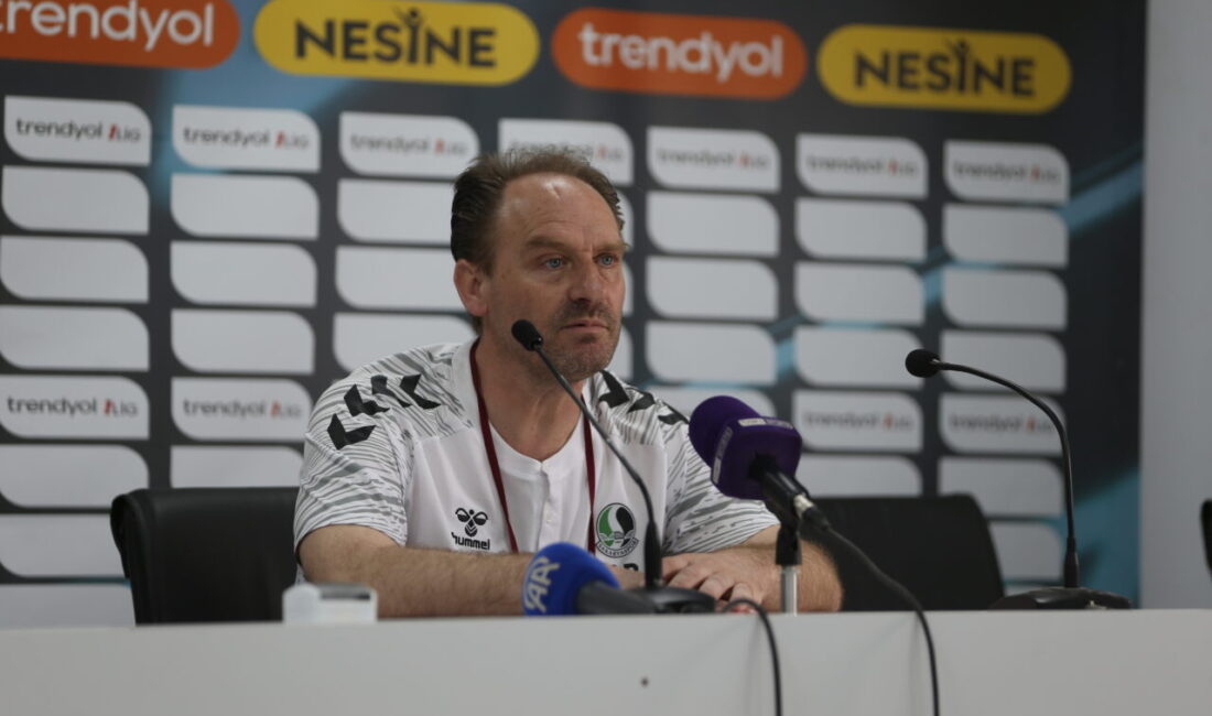 - Atakaş Hatayspor Teknik Direktörü Bekir İrtegün:
"Oynanan oyundan memnunum"
- Sakaryaspor