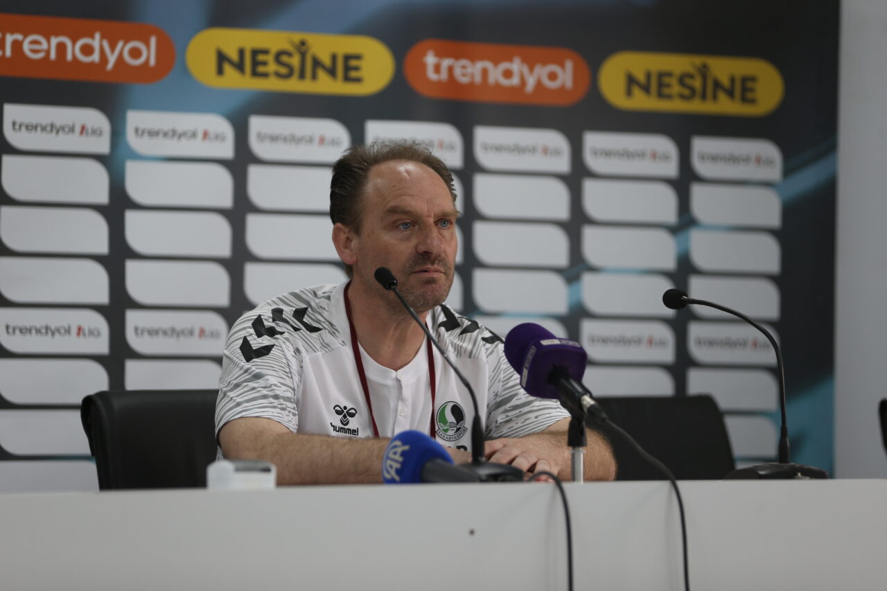 - Atakaş Hatayspor Teknik Direktörü Bekir İrtegün:
"Oynanan oyundan memnunum"
- Sakaryaspor