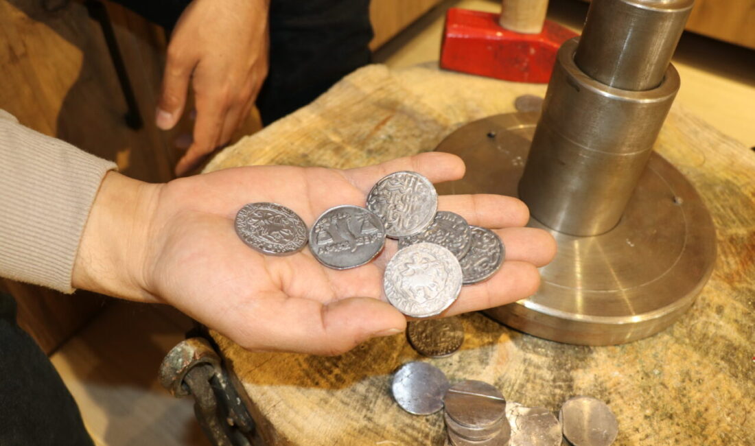 AMASYA (AA) – Amasya'da hediyelik eşya dükkanı işleten Oğuzhan İlgün,