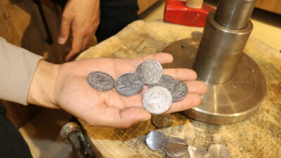 AMASYA (AA) – Amasya'da hediyelik eşya dükkanı işleten Oğuzhan İlgün,