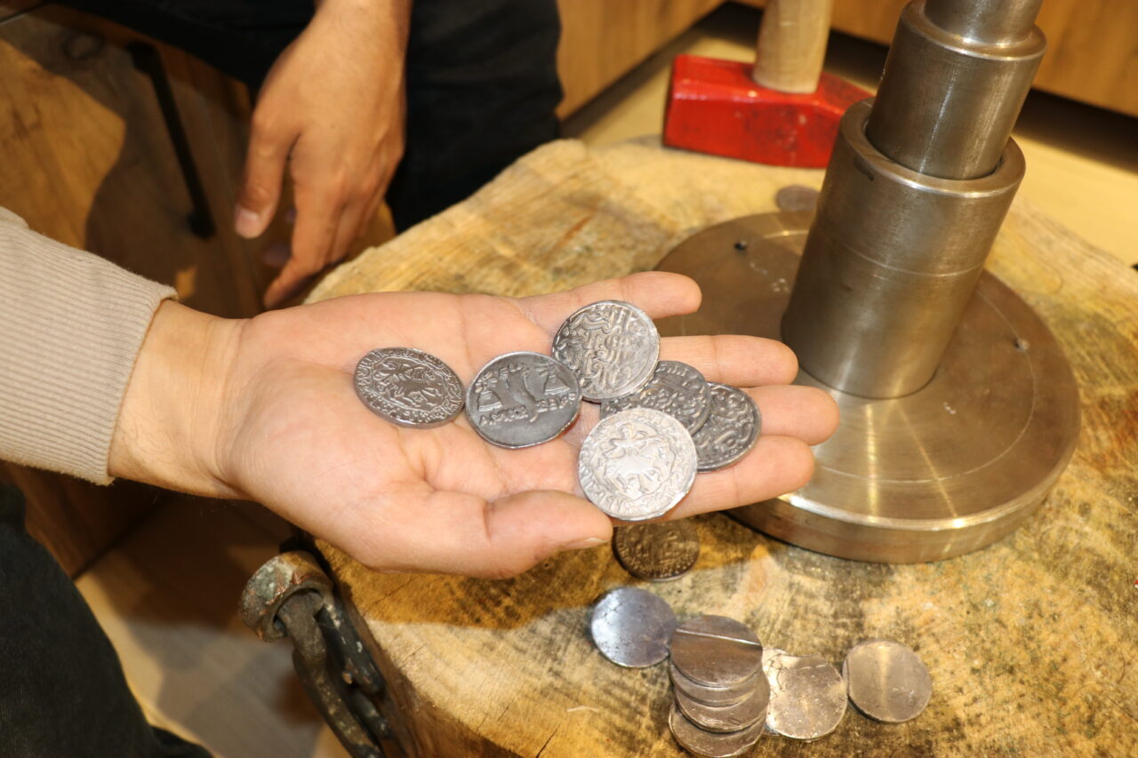 AMASYA (AA) – Amasya'da hediyelik eşya dükkanı işleten Oğuzhan İlgün,