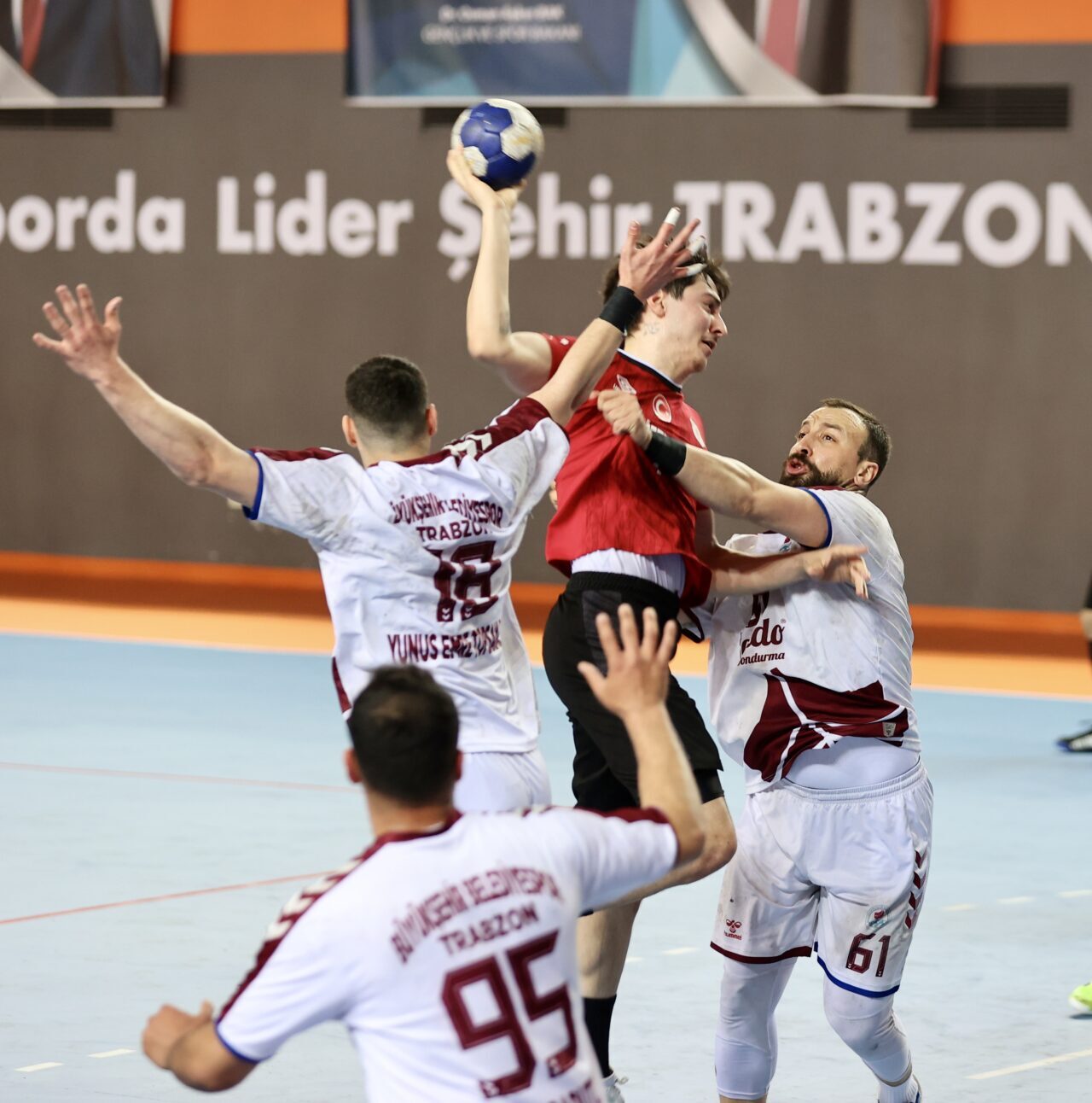 - Trabzon Büyükşehir Belediyespor: 33  - Beşiktaş: 49