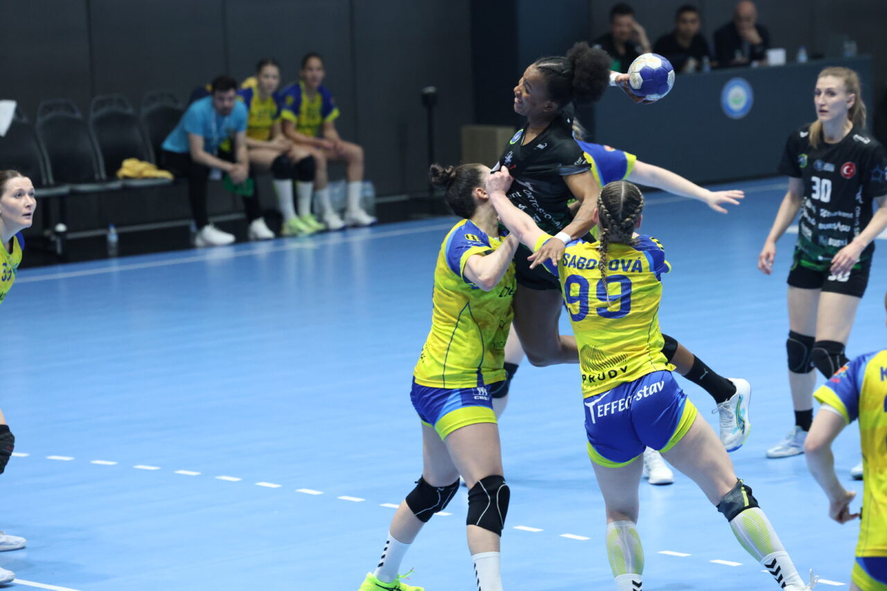 - Bursa Büyükşehir Belediyespor: 34 - MSK Iuventa: 29