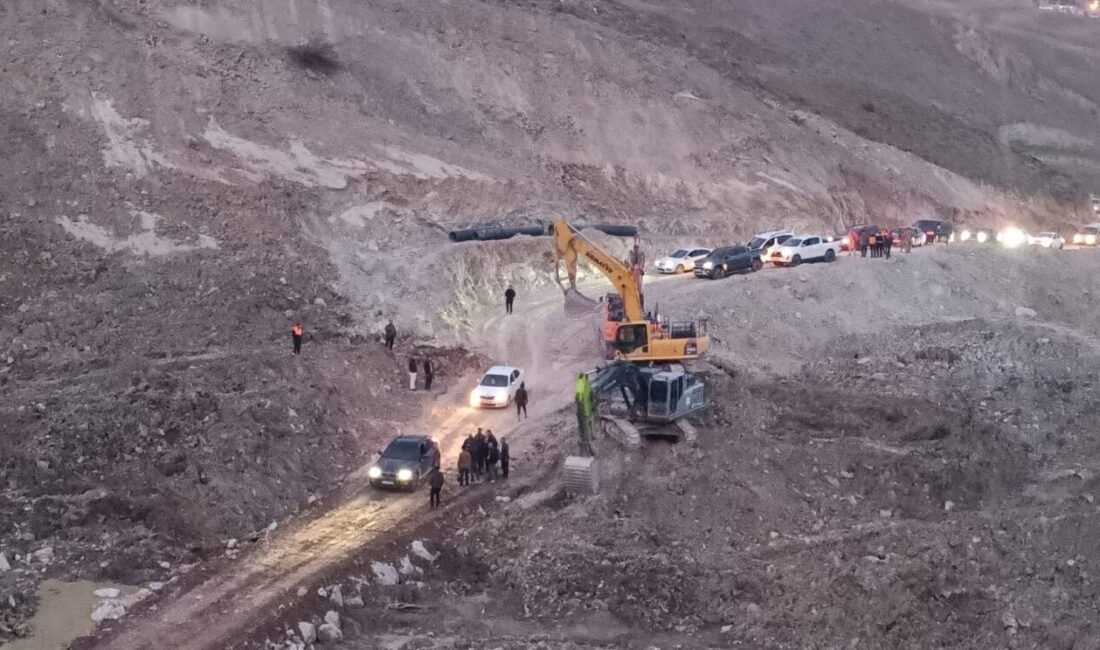HAKKARİ (AA) – Hakkari'de heyelan nedeniyle ulaşıma kapanan Hakkari-Van kara