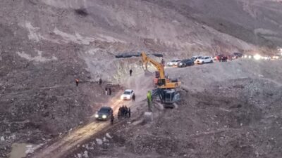HAKKARİ (AA) – Hakkari'de heyelan nedeniyle ulaşıma kapanan Hakkari-Van kara