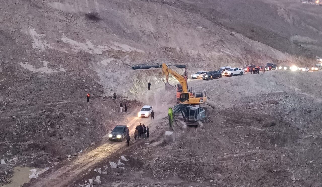 HAKKARİ (AA) – Hakkari'de heyelan nedeniyle ulaşıma kapanan Hakkari-Van kara