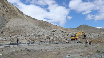 - Hakkari Valisi İbrahim Taşyapan:
- "Alternatif yol çalışmalarımız çok hızlı
