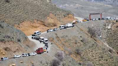 HAKKARİ (AA) – Heyelan nedeniyle ulaşıma kapanan Hakkari-Van kara yolundaki